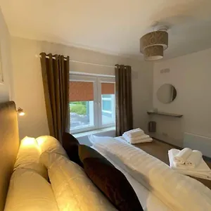  Apartment Location Location - Gorgeous 3 Bed In